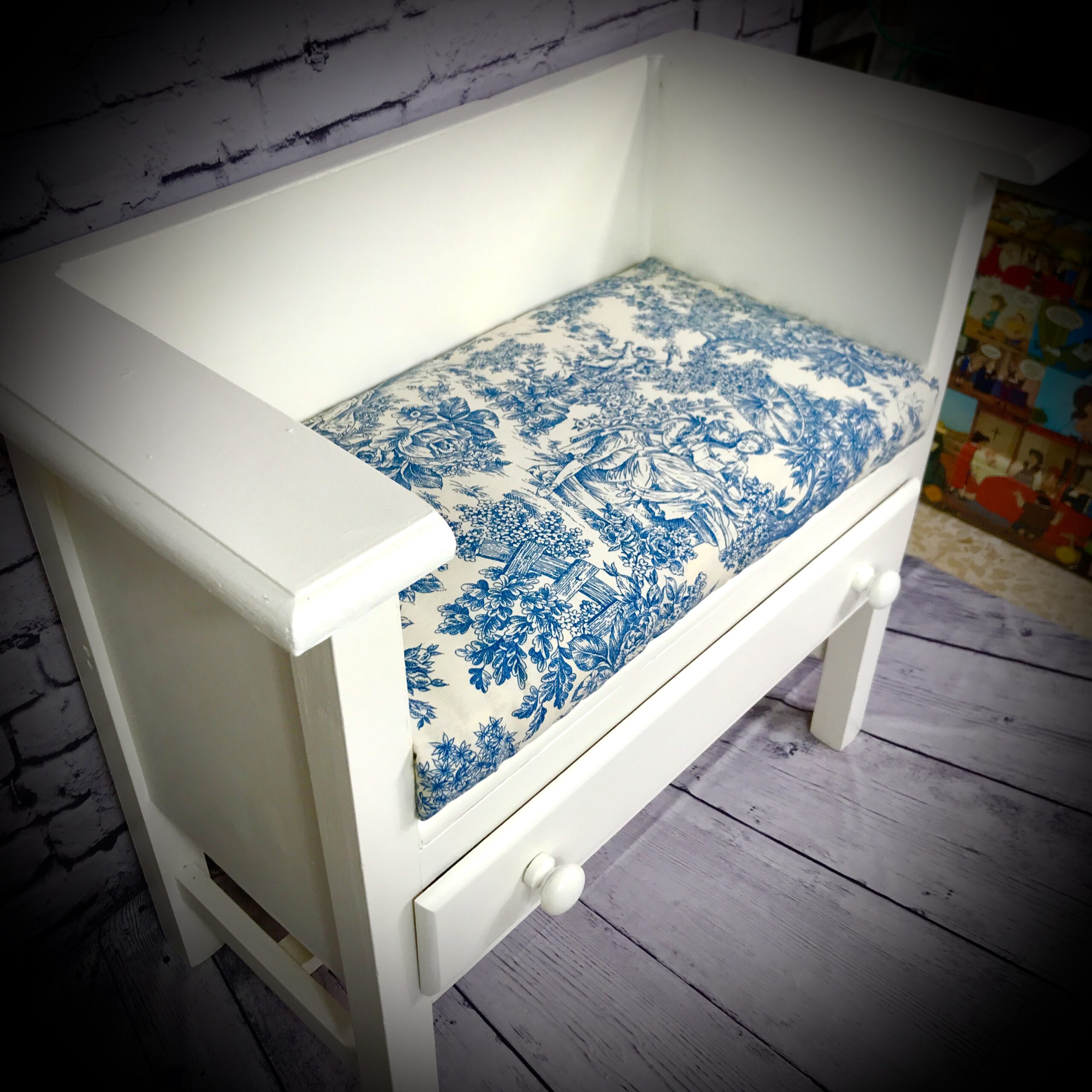 "Chest of Drawers" Seat - Image 3