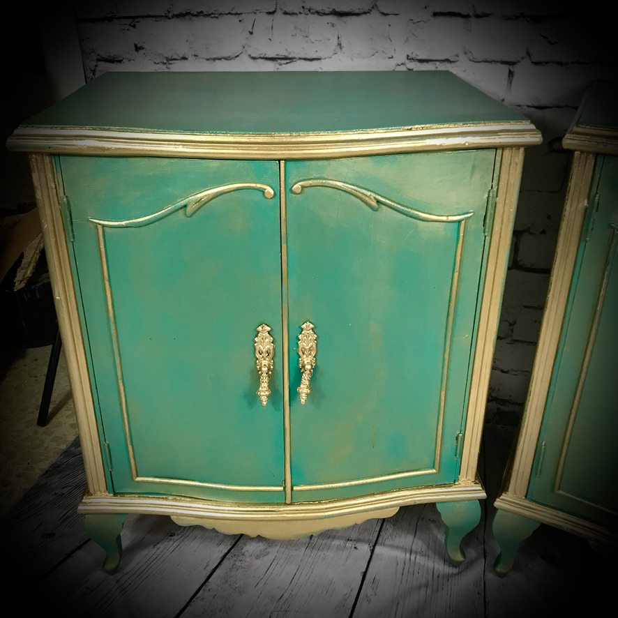 A Pair of Bedside Cabinets - Image 3